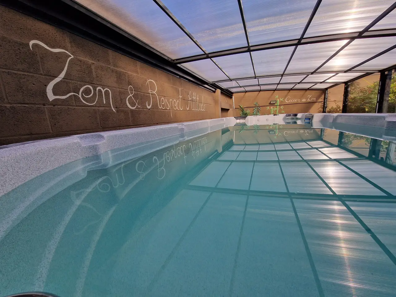Le spa couvert de l'espace Sérénité, sous sa verrière